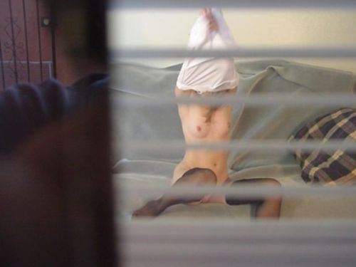 窓の外から美乳で巨乳なお姉さんの裸体を盗撮したエロ画像 33枚 No.9