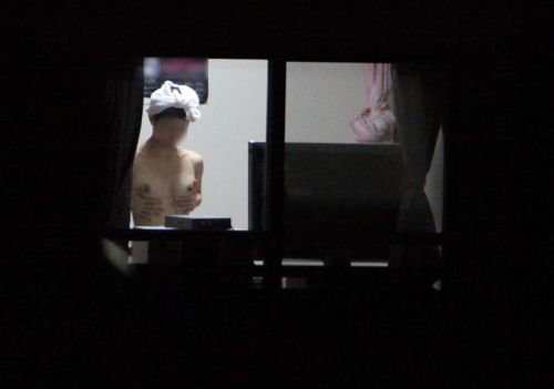 窓の外から美乳で巨乳なお姉さんの裸体を盗撮したエロ画像 33枚 No.11