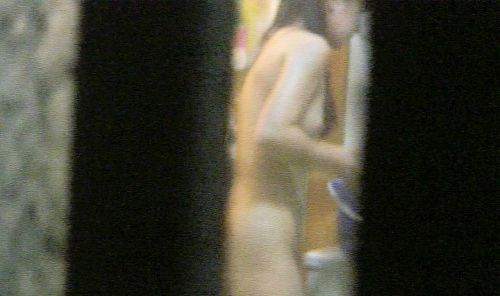 窓の外から美乳で巨乳なお姉さんの裸体を盗撮したエロ画像 33枚 No.13