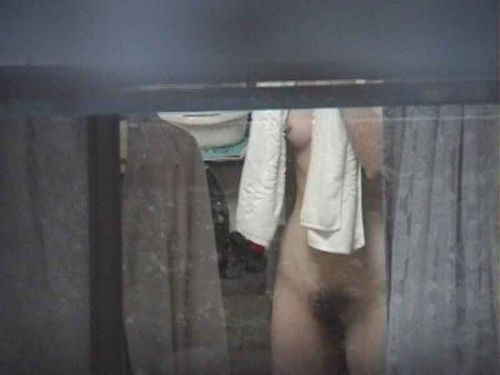 窓の外から美乳で巨乳なお姉さんの裸体を盗撮したエロ画像 33枚 No.14