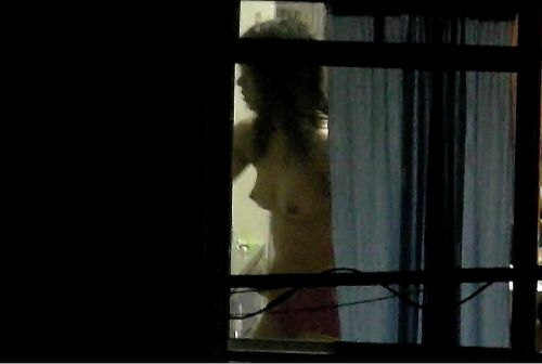 窓の外から美乳で巨乳なお姉さんの裸体を盗撮したエロ画像 33枚 No.21