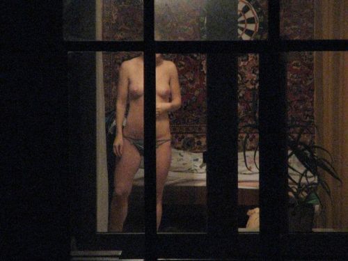 窓の外から美乳で巨乳なお姉さんの裸体を盗撮したエロ画像 33枚 No.32