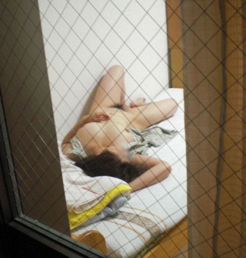 窓の外から美乳で巨乳なお姉さんの裸体を盗撮したエロ画像 33枚 No.33