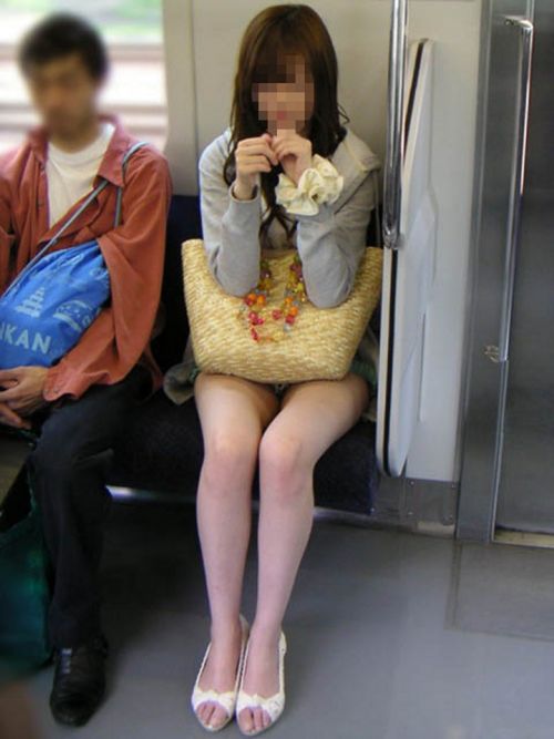 【画像】電車内でホットパンツやミニスカ女子の太ももエロ過ぎて勃起不可避！ 35枚 No.14