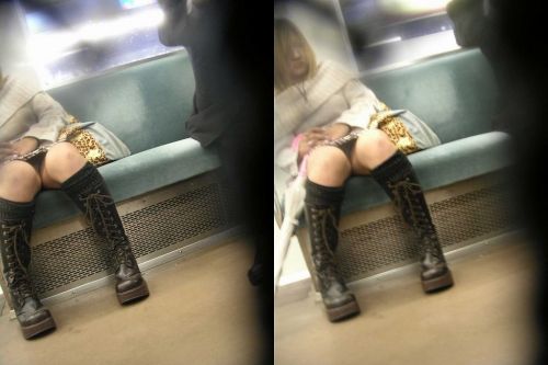 【画像】電車内でホットパンツやミニスカ女子の太ももエロ過ぎて勃起不可避！ 35枚 No.26