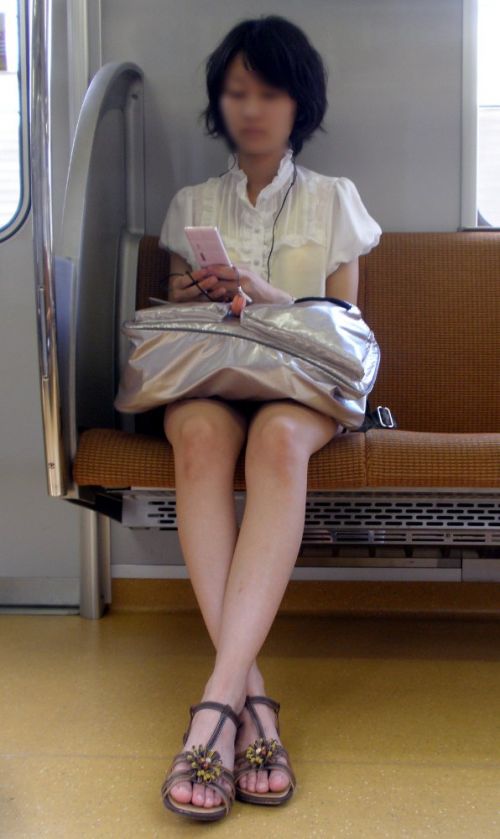 【画像】電車内でホットパンツやミニスカ女子の太ももエロ過ぎて勃起不可避！ 35枚 No.32