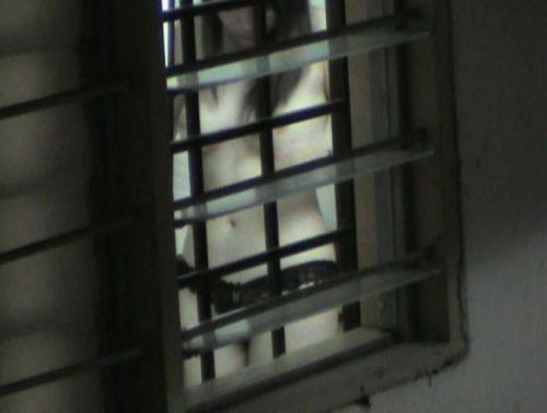 民家のおっぱい・股間丸出しな女の子を窓の外から盗撮したエロ画像 41枚 No.35
