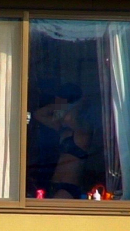 民家のおっぱい・股間丸出しな女の子を窓の外から盗撮したエロ画像 41枚 No.38