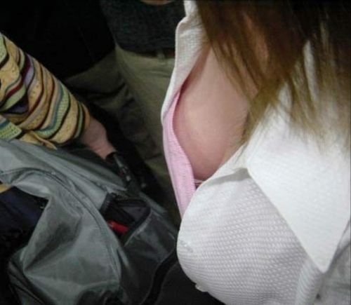バスの車内で無防備に胸チラしてる女の子を盗撮したエロ画像 54枚 No.10
