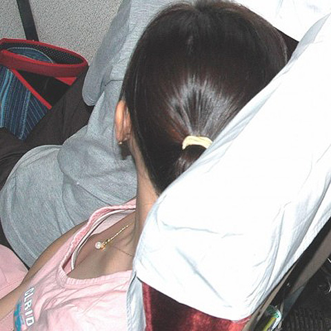 バスの車内で無防備に胸チラしてる女の子を盗撮したエロ画像 54枚 No.11