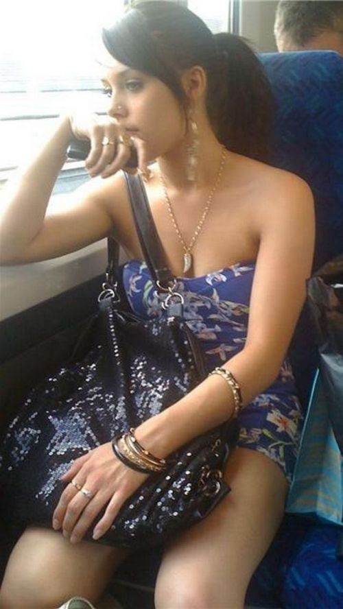 バスの車内で無防備に胸チラしてる女の子を盗撮したエロ画像 54枚 No.15