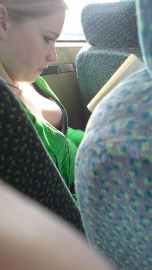 バスの車内で無防備に胸チラしてる女の子を盗撮したエロ画像 54枚 No.27
