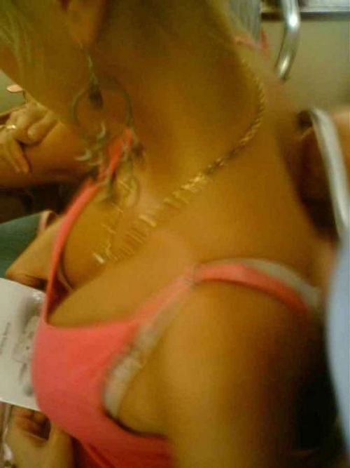 バスの車内で無防備に胸チラしてる女の子を盗撮したエロ画像 54枚 No.45