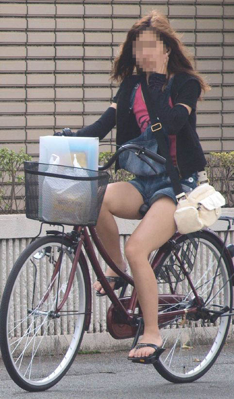 自転車に乗るデニムを履いたミニスカギャルのパンチラエロ画像 40枚 No.2