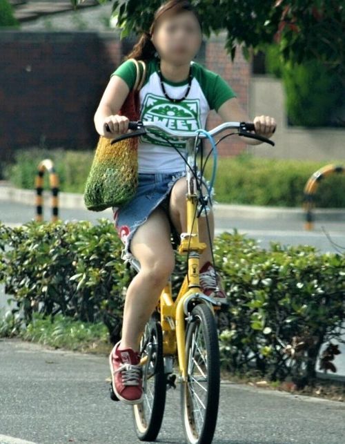 自転車に乗るデニムを履いたミニスカギャルのパンチラエロ画像 40枚 No.5