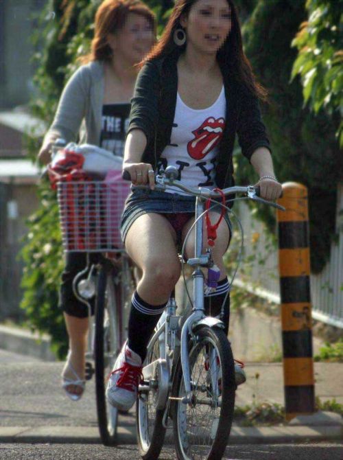 自転車に乗るデニムを履いたミニスカギャルのパンチラエロ画像 40枚 No.7