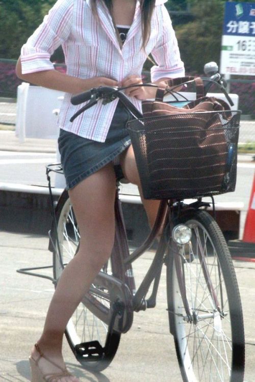 自転車に乗るデニムを履いたミニスカギャルのパンチラエロ画像 40枚 No.9
