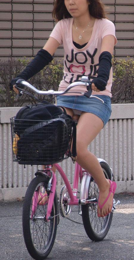 自転車に乗るデニムを履いたミニスカギャルのパンチラエロ画像 40枚 No.11