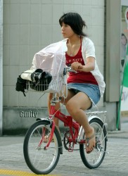 自転車に乗るデニムを履いたミニスカギャルのパンチラエロ画像 40枚 No.13
