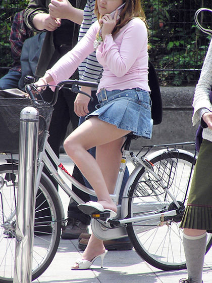 自転車に乗るデニムを履いたミニスカギャルのパンチラエロ画像 40枚 No.18