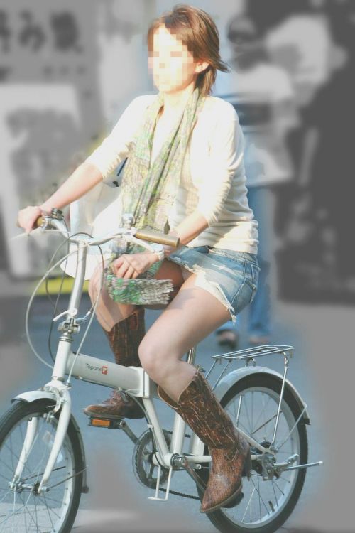 自転車に乗るデニムを履いたミニスカギャルのパンチラエロ画像 40枚 No.20