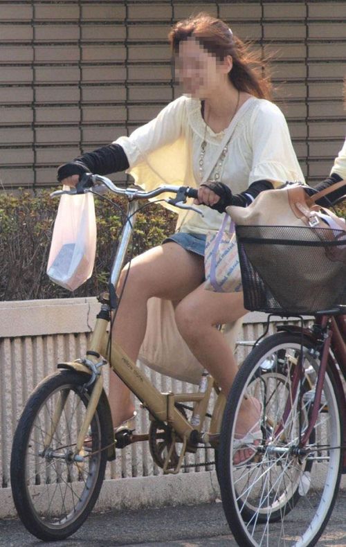 自転車に乗るデニムを履いたミニスカギャルのパンチラエロ画像 40枚 No.23
