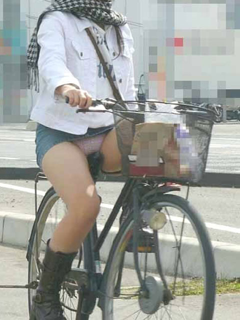 自転車に乗るデニムを履いたミニスカギャルのパンチラエロ画像 40枚 No.27