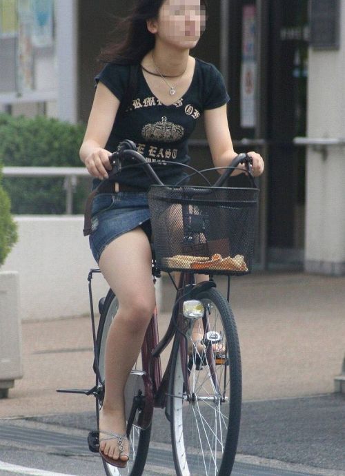 自転車に乗るデニムを履いたミニスカギャルのパンチラエロ画像 40枚 No.29