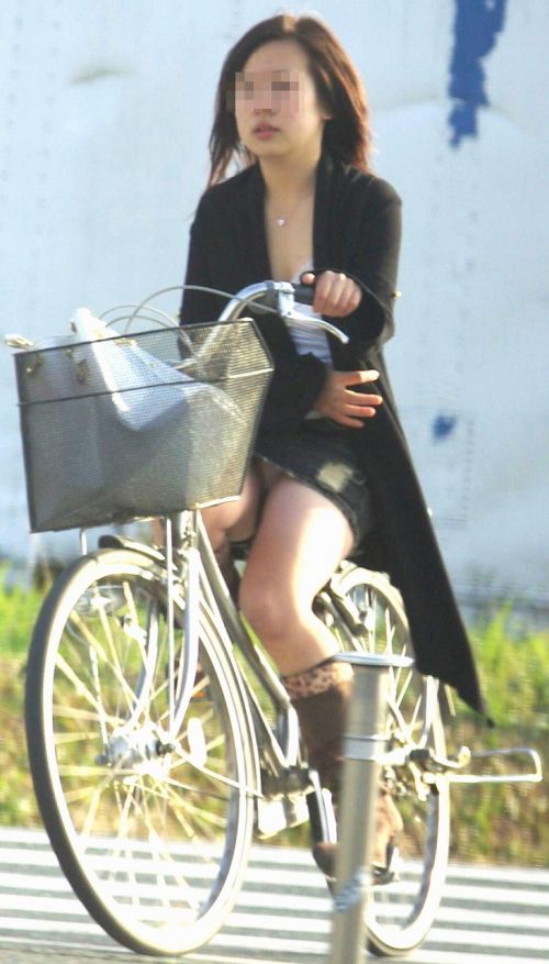 自転車に乗るデニムを履いたミニスカギャルのパンチラエロ画像 40枚 No.33