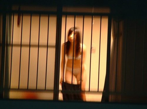 窓の外から民家内でエッチな下着姿の女の子を盗撮したエロ画像 32枚 No.11