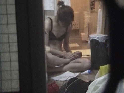 窓の外から民家内でエッチな下着姿の女の子を盗撮したエロ画像 32枚 No.12