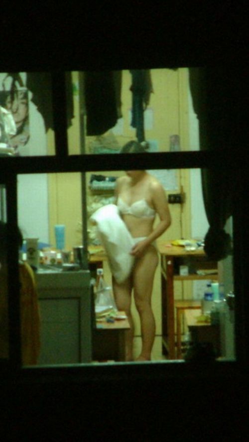 窓の外から民家内でエッチな下着姿の女の子を盗撮したエロ画像 32枚 No.23