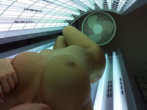 日焼けマシン内で全裸になってる外国人を盗撮したエロ画像 42枚 No.8