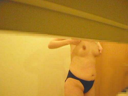 試着室で下着試着中の全裸女子を様々な角度から盗撮したエロ画像 31枚 No.6