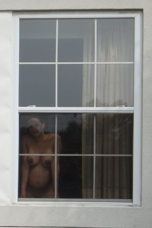 【画像】窓際やベランダで日向ぼっこしてる全裸外国人がエロ過ぎるwww 36枚 No.15