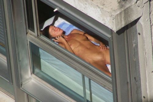 【画像】窓際やベランダで日向ぼっこしてる全裸外国人がエロ過ぎるwww 36枚 No.31