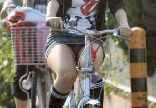 【パンチラ確定画像】ミニスカジーンズギャルが自転車に乗った結果www 38枚 No.2