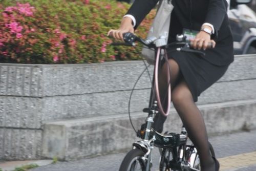 自転車に乗ってるスーツ姿でセクシーなOLさんのパンチラエロ画像 33枚 No.12