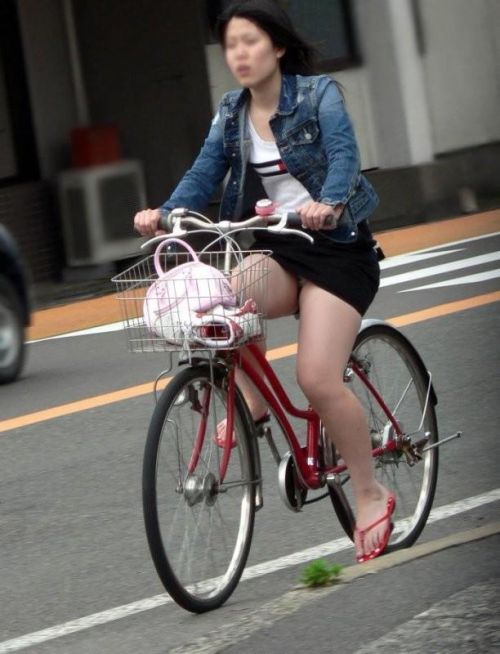 ミニスカで自転車に乗る露出癖のある可愛いギャル達のエロ画像 41枚 No.20
