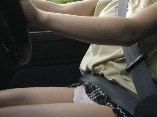 【画像】自動車内でミニスカ女性がパンチラしてたら盗撮しちゃうよな！ 39枚 No.13