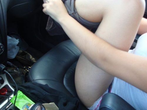 【画像】自動車内でミニスカ女性がパンチラしてたら盗撮しちゃうよな！ 39枚 No.16
