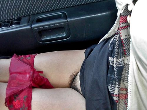 【画像】自動車内でミニスカ女性がパンチラしてたら盗撮しちゃうよな！ 39枚 No.37
