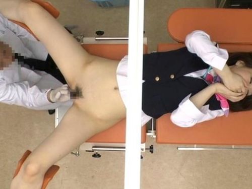 【画像】産婦人科医が診察室でおまんこを触診する手つきがエロ過ぎwww 31枚 No.1