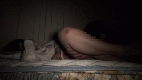 暗い部屋で女の子をドキドキしながら夜這いセックスのエロGIF画像 30枚 No.24