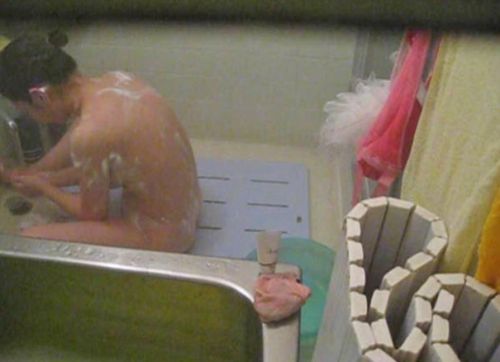 入浴中の素人の体を洗っている素人女性を盗撮したエロ画像 40枚 No.4