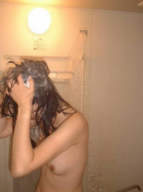 入浴中の素人の体を洗っている素人女性を盗撮したエロ画像 40枚 No.9