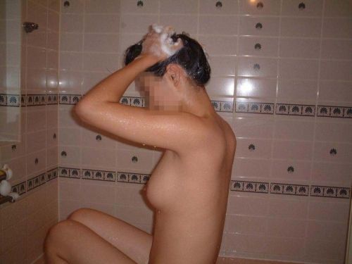 入浴中の素人の体を洗っている素人女性を盗撮したエロ画像 40枚 No.16