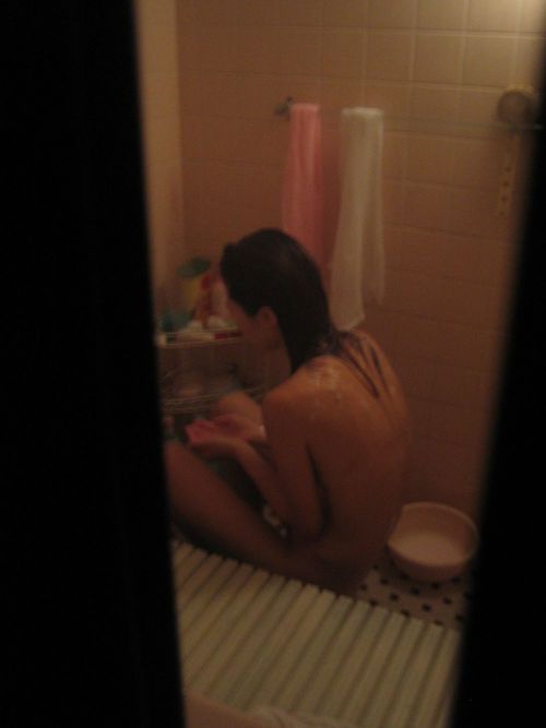 入浴中の素人の体を洗っている素人女性を盗撮したエロ画像 40枚 No.34