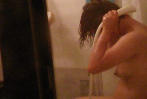 入浴中の素人の体を洗っている素人女性を盗撮したエロ画像 40枚 No.38