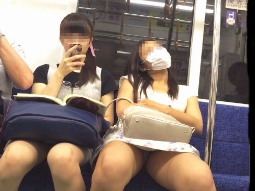 電車で対面に座ってる女性のパンティやムチムチ太もも盗撮画像 37枚 No.1